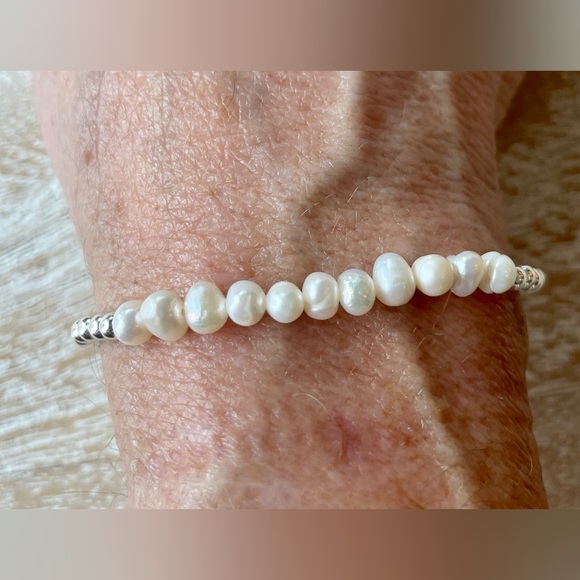Pearl - Handmade sterling silver bead + freshwater pearl stretch bracelet - Picture 3 of 8